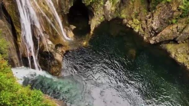 北米のカスケード山脈の美しい双子の滝 — ストック動画