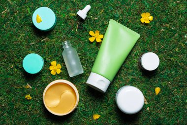 Bahar arkaplanı yüksek açı görünümünde kozmetik ürünleri