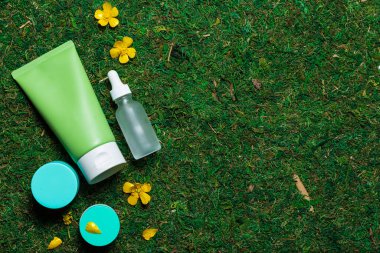 Bahar arkaplanı yüksek açı görünümünde kozmetik ürünleri