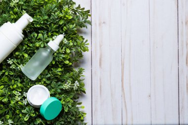 Yeşil çimen arka planında çeşitli organik kozmetik ürünleri