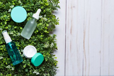 Yeşil çimen arka planında çeşitli organik kozmetik ürünleri