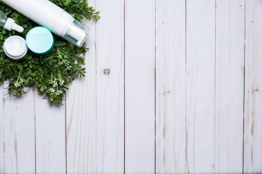 Yeşil çimen arka planında çeşitli organik kozmetik ürünleri