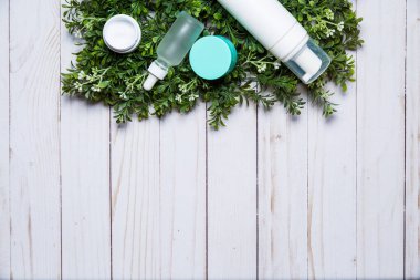 Yeşil çimen arka planında çeşitli organik kozmetik ürünleri