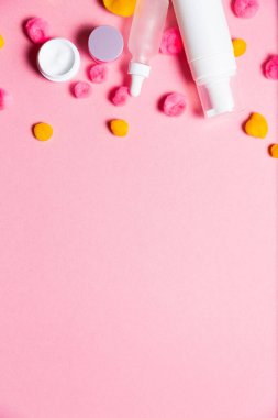 Kozmetikler parlak bir zemin hazırlıyor. Yüksek açı görünümü