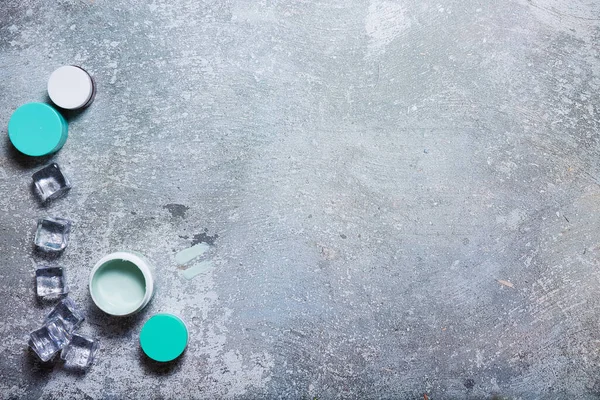 Cosméticos Fundo Concreto Com Cubos Gelo — Fotografia de Stock