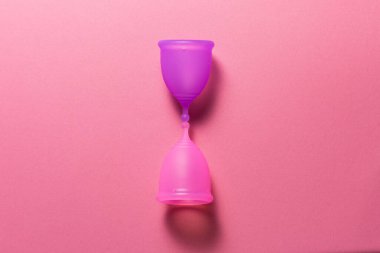 Parlak pembe arka planda kadın hijyen ürünleri. Regl konsepti