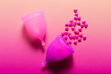 Parlak pembe arka planda kadın hijyen ürünleri. Regl konsepti