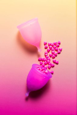 Parlak pembe arka planda kadın hijyen ürünleri. Regl konsepti