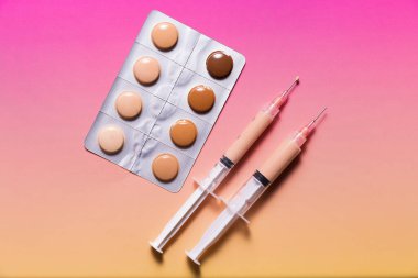 Makyaj önleyici ve fondötenle dolu su toplayan ilaç ve şırıngalar. Mükemmel cilt konsepti