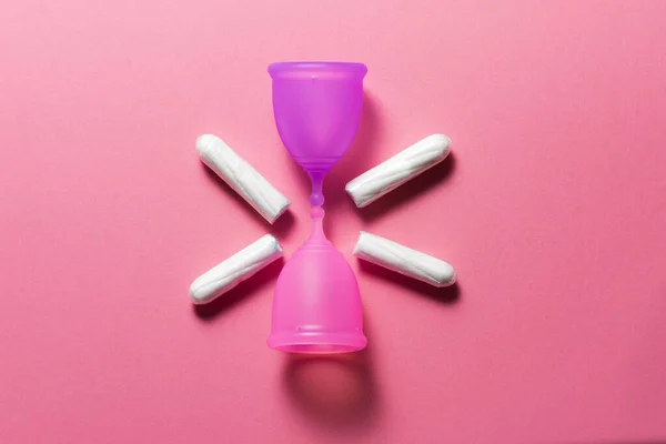 Weibliche Hygieneartikel Auf Leuchtend Rosa Hintergrund Menstruationskonzept — Stockfoto