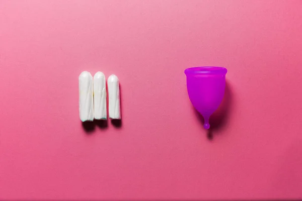 Vrouwelijke Hygiëneproducten Een Felroze Achtergrond Menstruatieconcept — Stockfoto