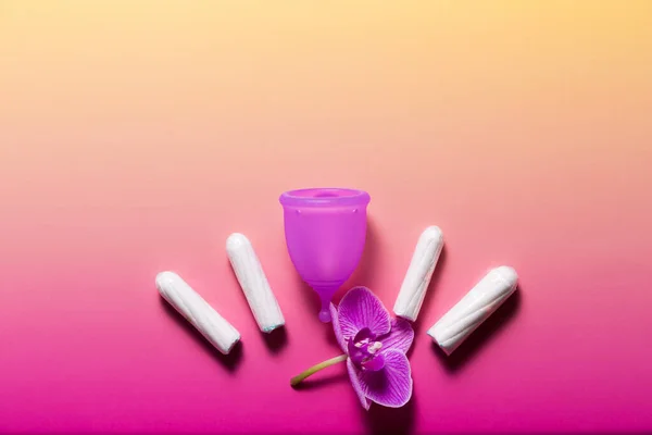 Weibliche Hygieneartikel Auf Leuchtend Rosa Hintergrund Menstruationskonzept — Stockfoto