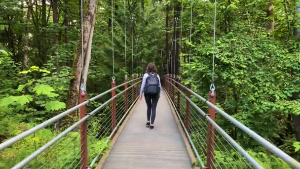 Mulher Uma Caminhada Floresta Durante Pandemia Coronavírus — Vídeo de Stock