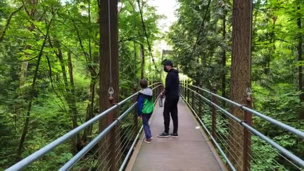 2020 코로나 바이러스 유행병 유행하는 아버지와아 등산을 — 비디오