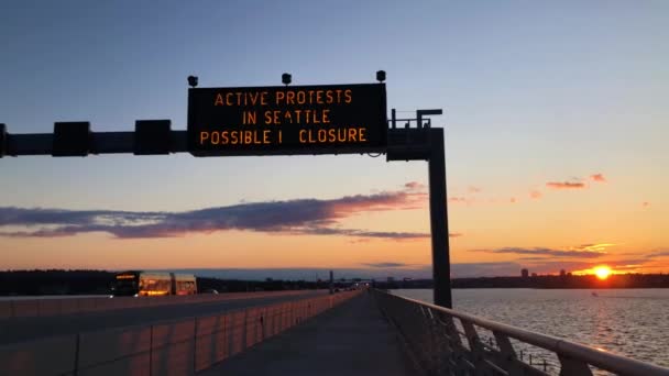 シアトルでの抗議に関する520橋の警告に署名 — ストック動画