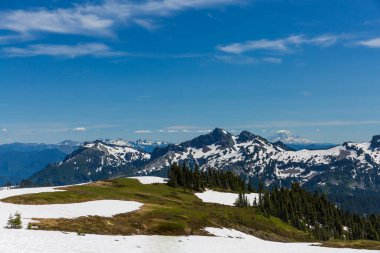 Cascade Dağı 'ndan görülebilen volkanlarla dolu güzel bir manzara. Rainier