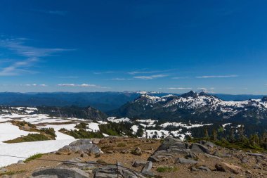 Cascade Dağı 'ndan görülebilen volkanlarla dolu güzel bir manzara. Rainier