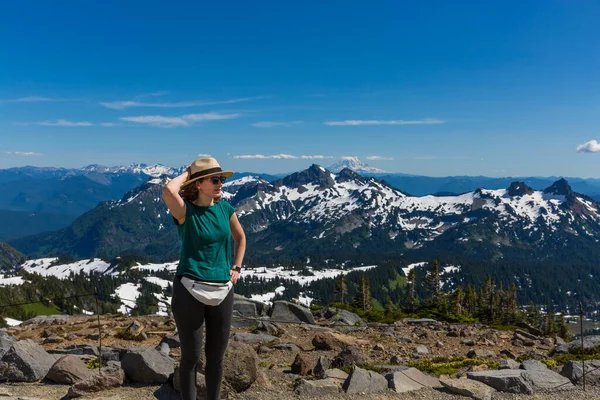 Mujer Senderismo Las Hermosas Montañas Cascade Parque Nacional Rainier — Foto de Stock