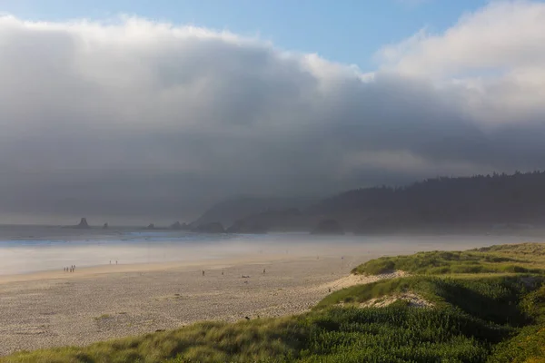 Hermosa Costa Del Mar Brumoso Cannon Beach Oregon Verano 2020 — Foto de Stock