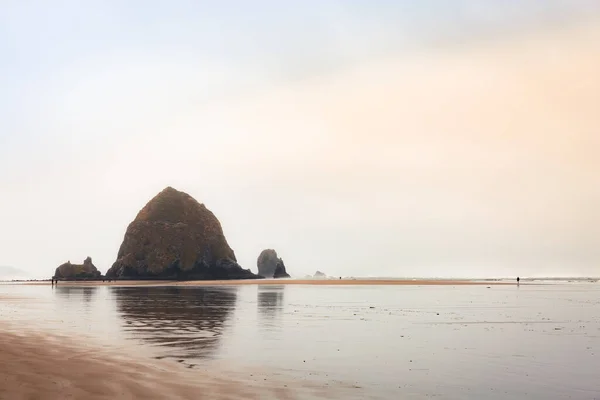 Hermosa Costa Del Mar Brumoso Cannon Beach Oregon Verano 2020 — Foto de Stock