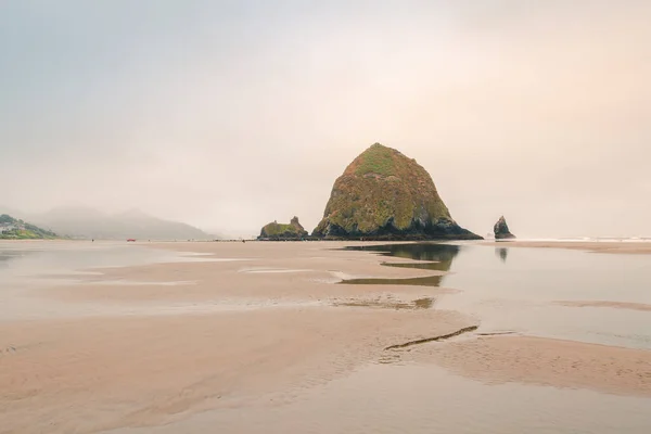 Hermosa Costa Del Mar Brumoso Cannon Beach Oregon Verano 2020 — Foto de Stock