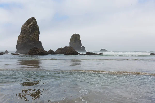 Hermosa Costa Del Mar Brumoso Cannon Beach Oregon Verano 2020 — Foto de Stock