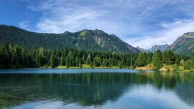 Yazın güzel dağ gölü Cascade Range, ABD, Washington