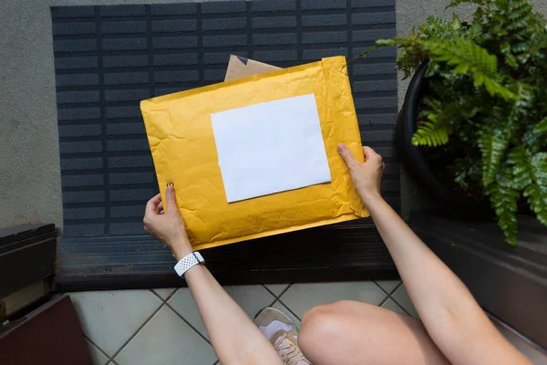 Kapı Eşiğinde Bir Kutu Bir Posta Online Sipariş Teslimatı Konsepti — Stok fotoğraf