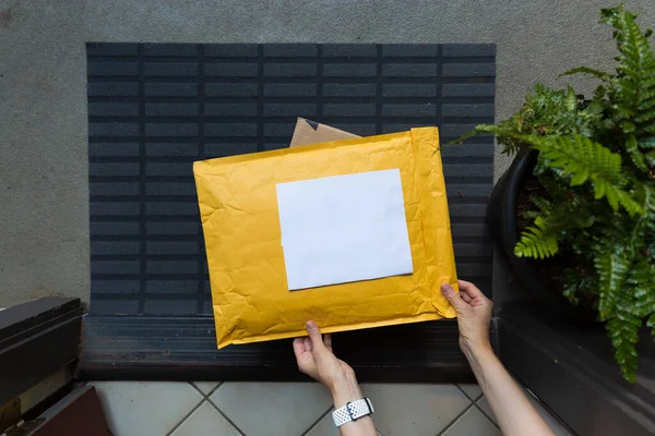 Kapı Eşiğinde Bir Kutu Bir Posta Online Sipariş Teslimatı Konsepti — Stok fotoğraf