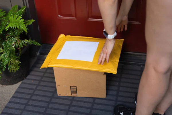 门阶上的一个盒子和一个邮件 网上订购家庭送货的概念 — 图库照片