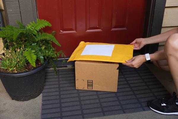 Una Caja Anuncio Publicitario Una Puerta Concepto Entrega Domicilio Pedidos — Foto de Stock