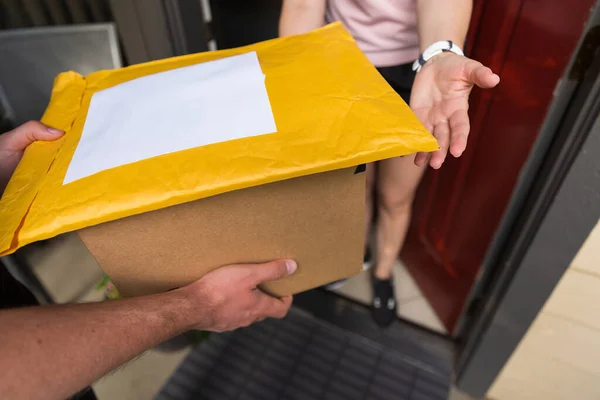 Una Caja Anuncio Publicitario Una Puerta Concepto Entrega Domicilio Pedidos — Foto de Stock