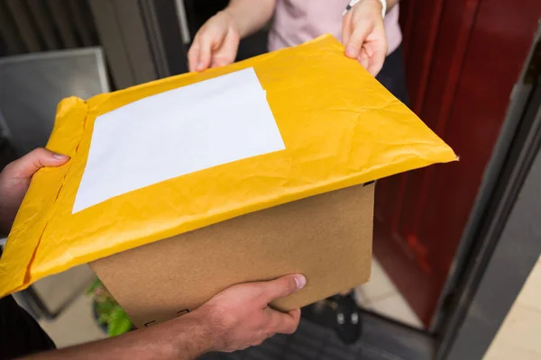 门阶上的一个盒子和一个邮件 网上订购家庭送货的概念 — 图库照片
