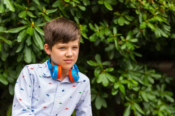 Young Boy Park Listening Music — Stock Photo, Image