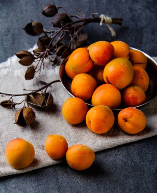 Kayısı bir metal pial dizilir