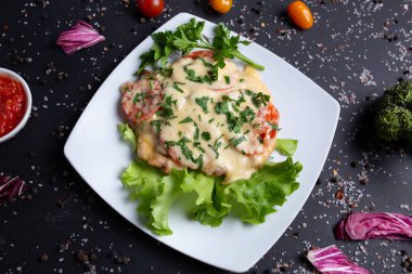 kırmızı domates, ekmek, kırmızı yeşil biber ve brokoli ile siyah arka plan, üst görünümü