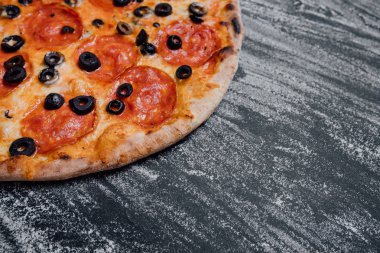 Mantar, jambon, domates, peynir, Tarifi ve menü, zeytin, un ile siyah arka plan ile taze İtalyan pizza, Üst görünüm. Banner, yakın çekim, kopyalama alanı