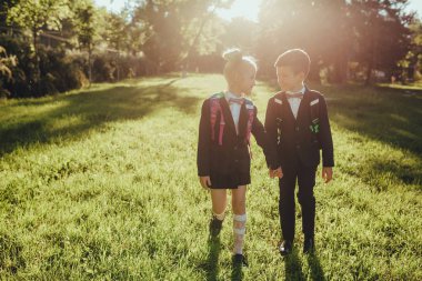 iki hevesli schoolboys ve okul başında okula, açık, gün batımında