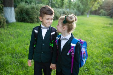 liseli ve öğrenci, okul üniforması, açık, gün batımı ile giyimli, neşeli 