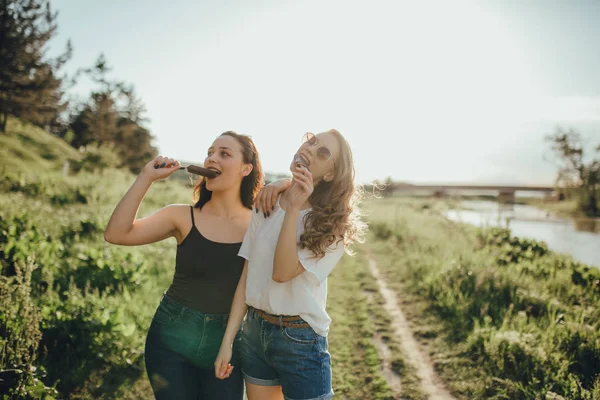 Dvě Dívky Jedí Zmrzlinu Letní Zábavu Bílé Černé Košili Brýlemi — Stock fotografie