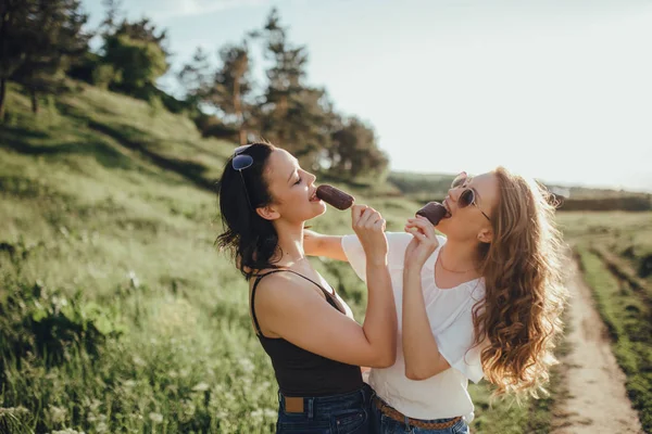 Dvě Dívky Jedí Zmrzlinu Letní Zábavu Při Západu Slunce Venkovní — Stock fotografie