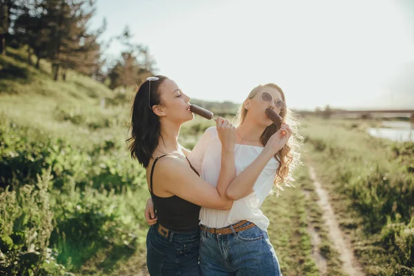 Dvě Emoční Dívky Jedí Zmrzlinu Letní Teplo Zábavu Brýlích Černobílé — Stock fotografie