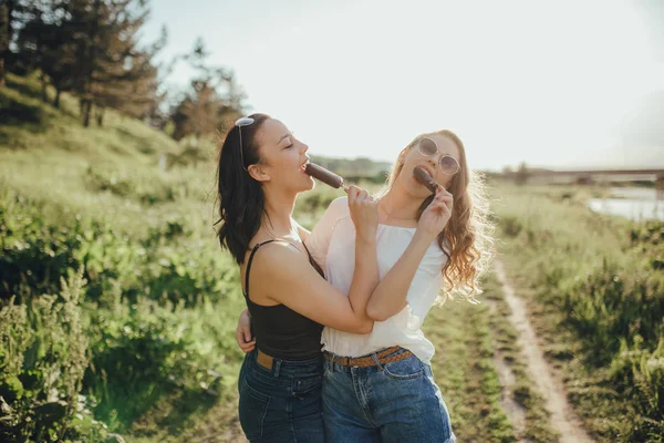 Zwei Hübsche Mädchen Gläsern Eis Essen Sommerliche Wärme Und Spaß — Stockfoto