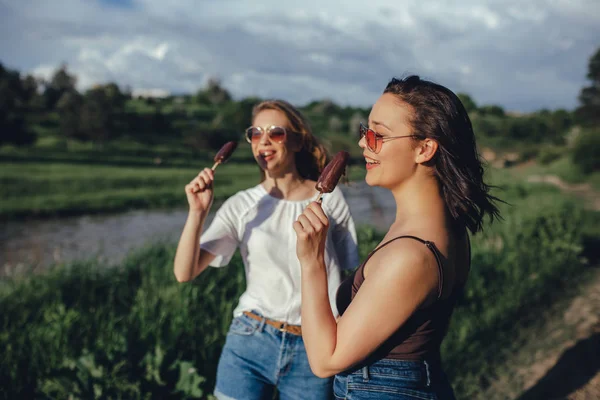 Dos Chicas Divierten Comer Helado Atardecer Gafas Sol Atardecer Expresión —  Fotos de Stock
