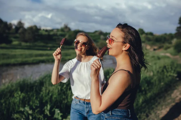 Dvě Dívky Baví Jíst Zmrzlinu Slunečních Brýlích Při Západu Slunce — Stock fotografie