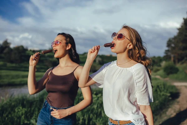 Dos Chicas Novias Divierten Comer Helado Gafas Sol Atardecer Expresión — Foto de Stock