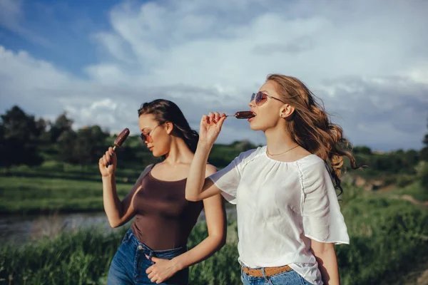 Dos Buenas Amigas Divirtiéndose Verano Comiendo Helado Gafas Sol Camisa —  Fotos de Stock