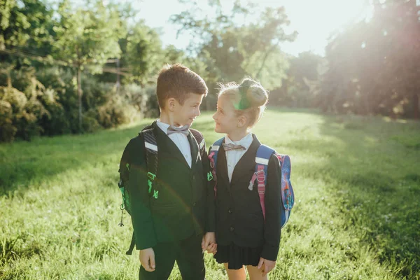 Schulkinder Sind Fröhlich Schuluniform Mit Schultasche Freien Bei Sonnenuntergang — Stockfoto