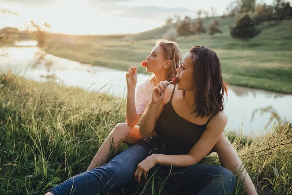 Amigos Divertidos Lambendo Chupa Chups Óculos Sol Eles Estão Para — Fotografia de Stock