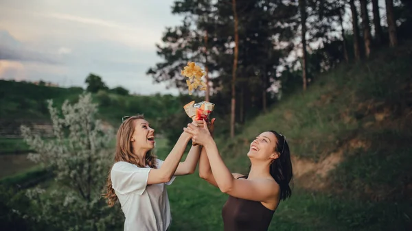 Estilo Vida Dois Felizes Amigos Menina Estão Divertindo Jogar Batatas — Fotografia de Stock